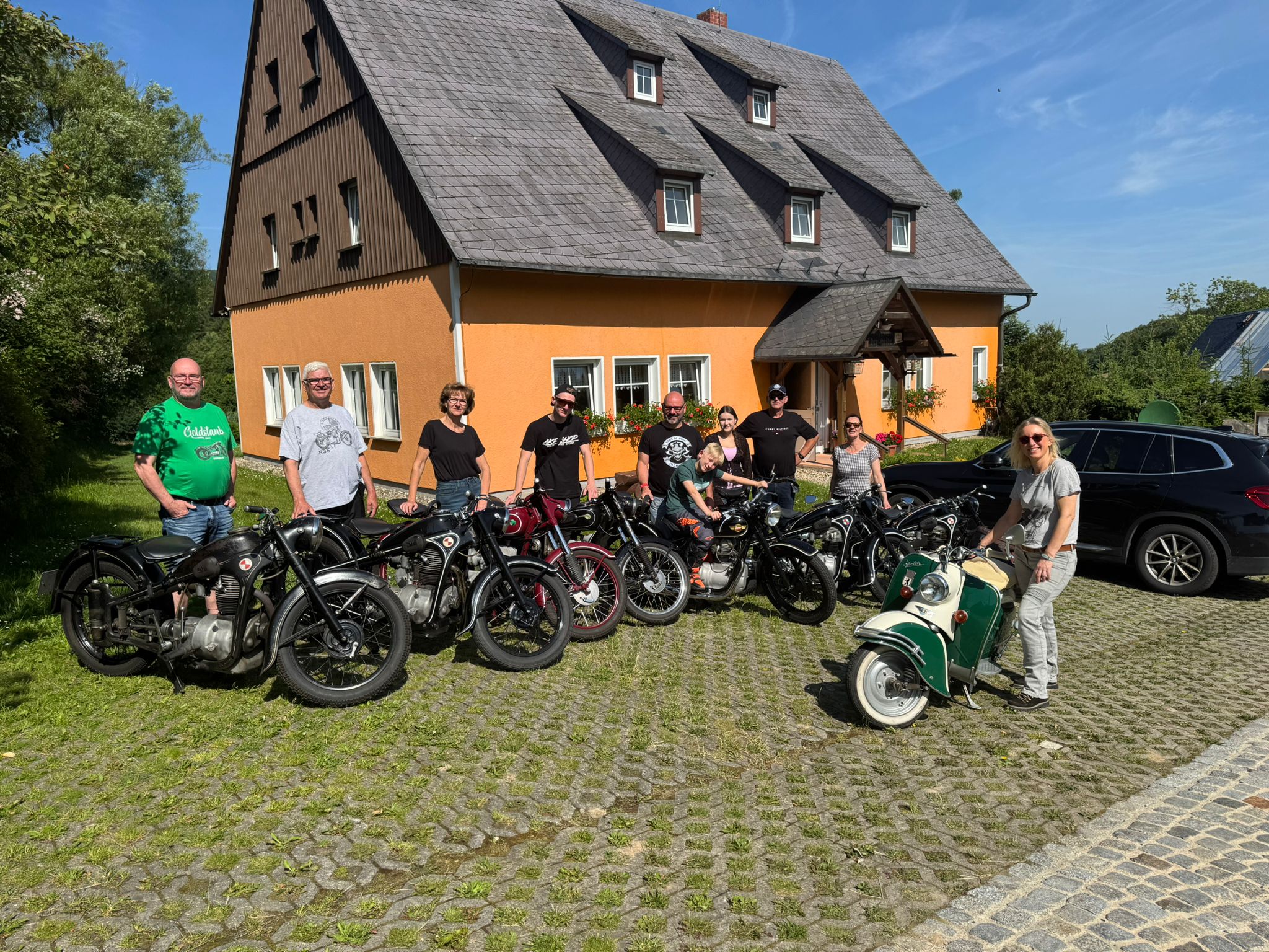 Bikerfreunde im Zittauer Gebirge bei Gasthof Auf der Heide