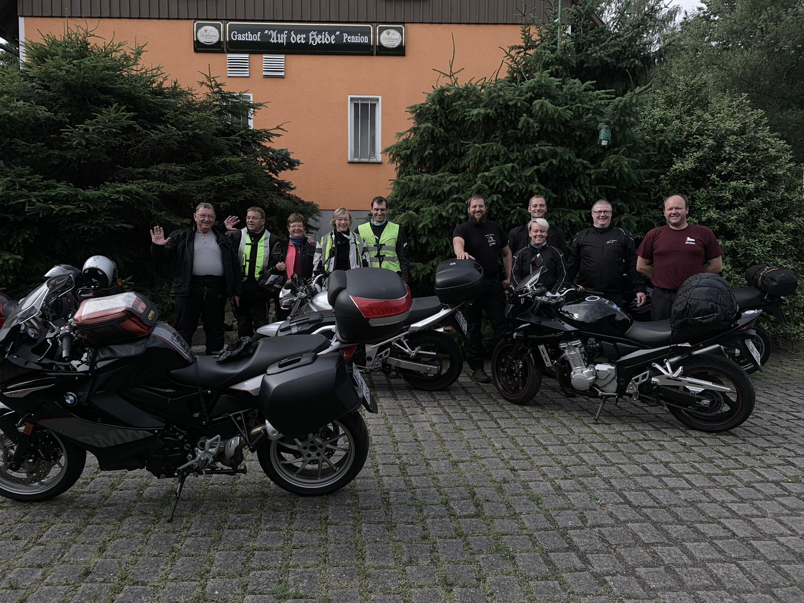 Bikerfreunde bei Gasthof Auf der Heide Zittauer Gebirge